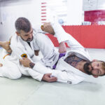 praticanti di brazilian jiu jitsu combattono