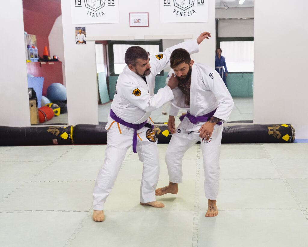 Atleti di brazilian jiu jitsu lottano in kimono