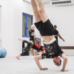 atleta fa verticale sul tatami